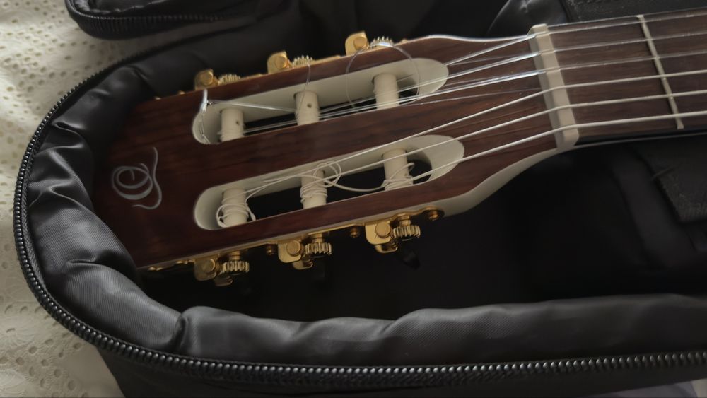 Guitarra Ortega RH21 Amplificada com Extras - Versão Branca