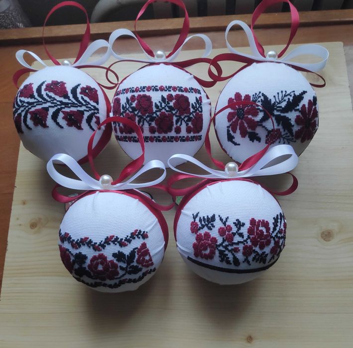 Новорічні іграшки вишиті
