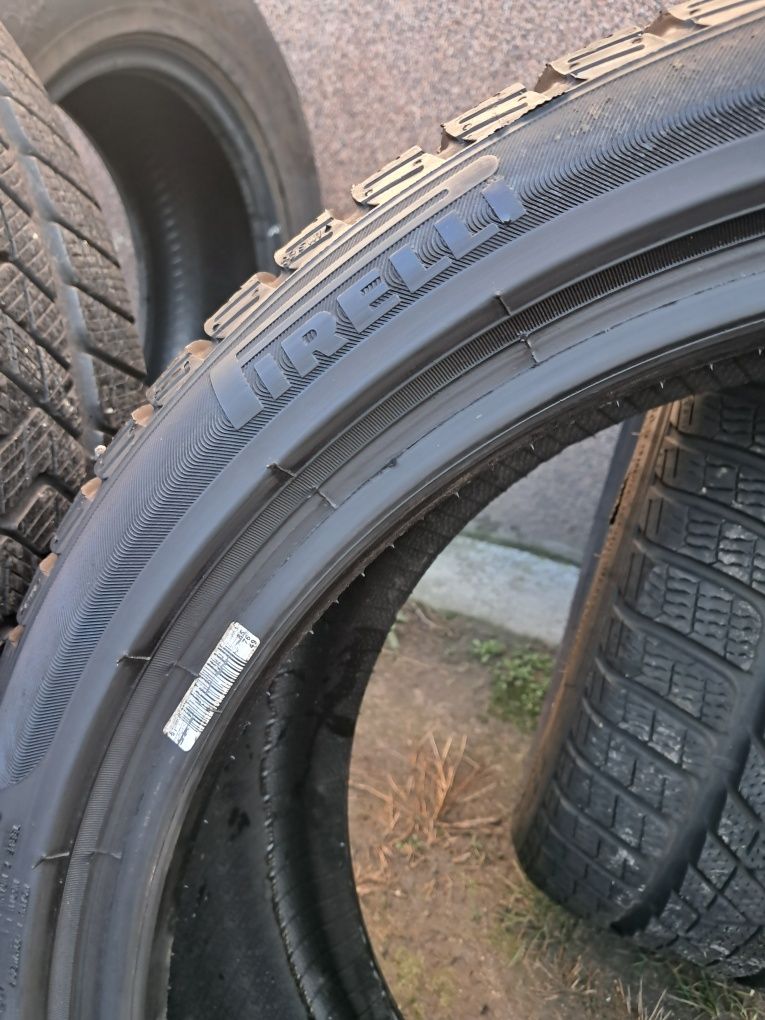 235/40 R18 95V M+S - Pirelli Sottozero 3 Winter - 40tydz2020 ~7,5mm -