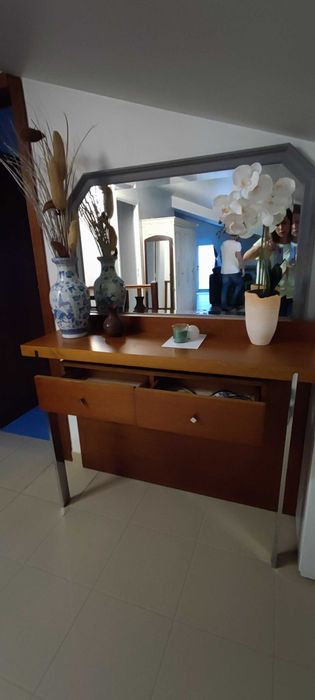 Aparador de entrada em cerejeira e pés metálicos