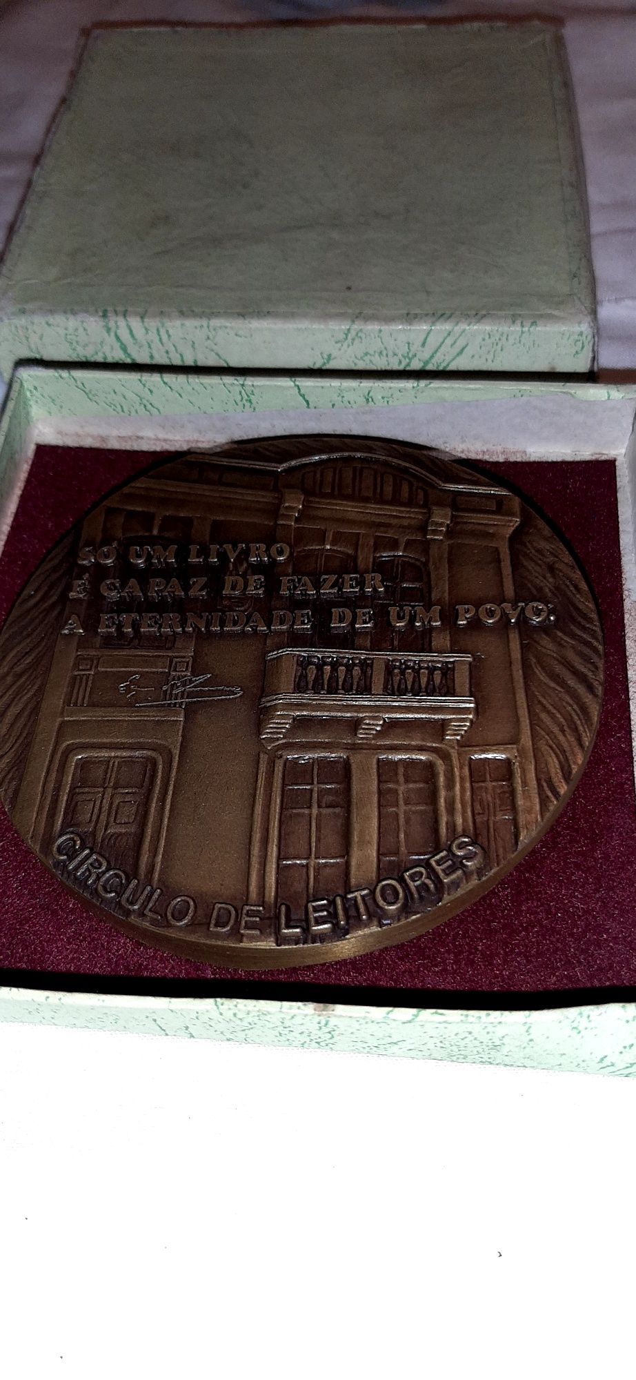 Medalha comemorativa sobre a vida e obra do grande Eça de Queiroz
