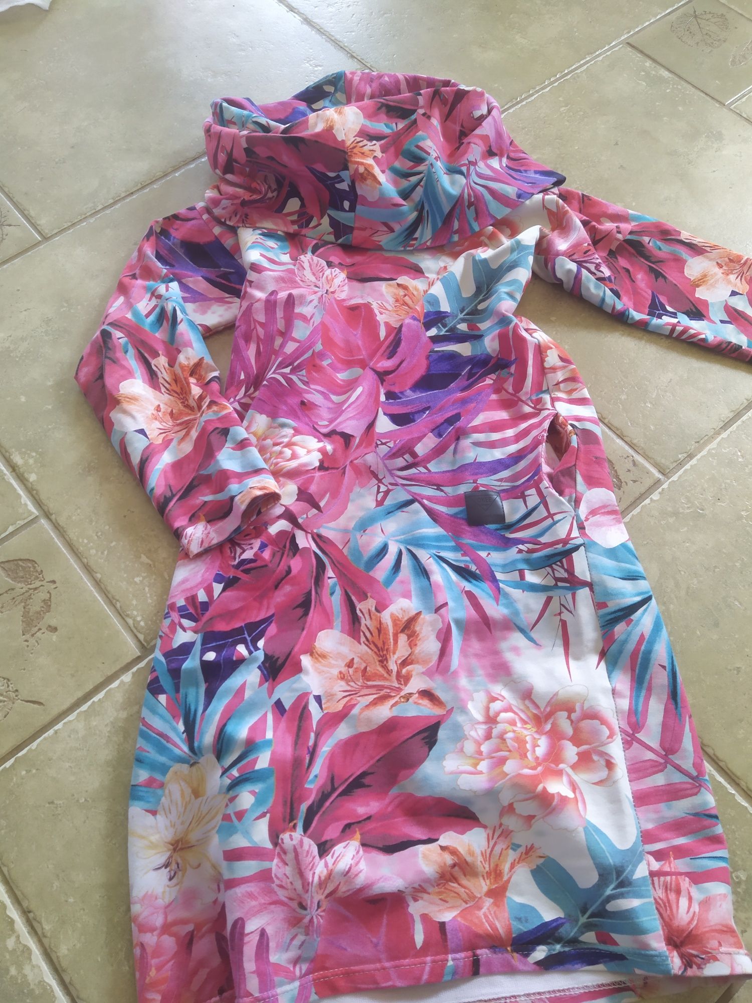 Bluza sukienka OKEE z kominokapturem kwiatowy print dresowa