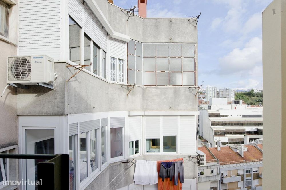 28299 - Quarto com cama de casal em apartamento...