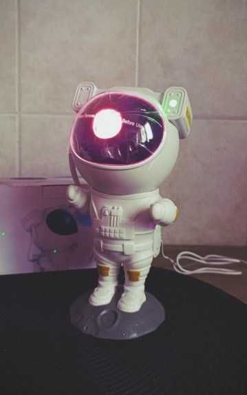 Ночник Астронавт на пульте на подарок новый высотой 20см.