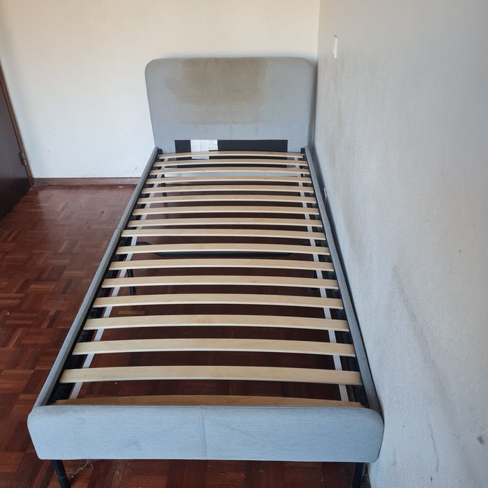 Cama de solteiro (Ikea) com madidas 200*90 cm