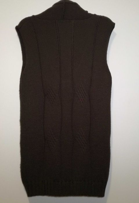 Vestido de malha castanho, da Stato Play (fabricado em Portugal)