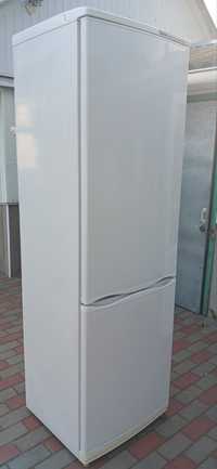 Холодильник з морозільною камерою та морозільна камера