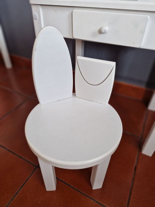 Drewniana biała toaletka dziecięca dla dziewczynki