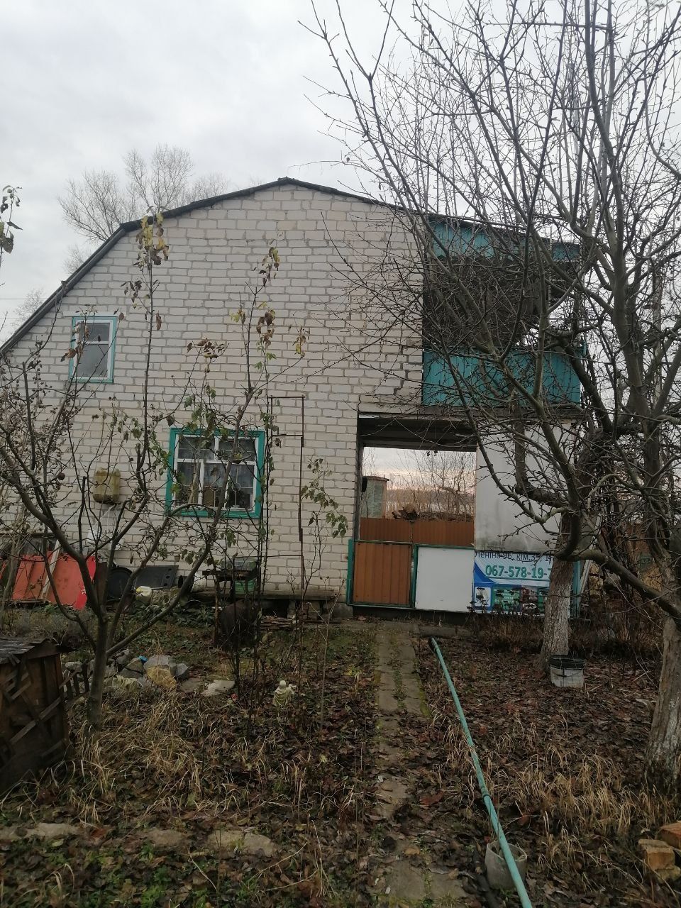 Дача двухповерхова біля води