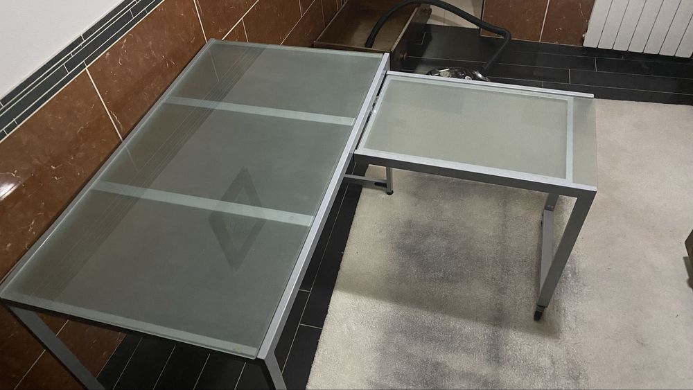 Mesa de vidro com estrutura em aluminio