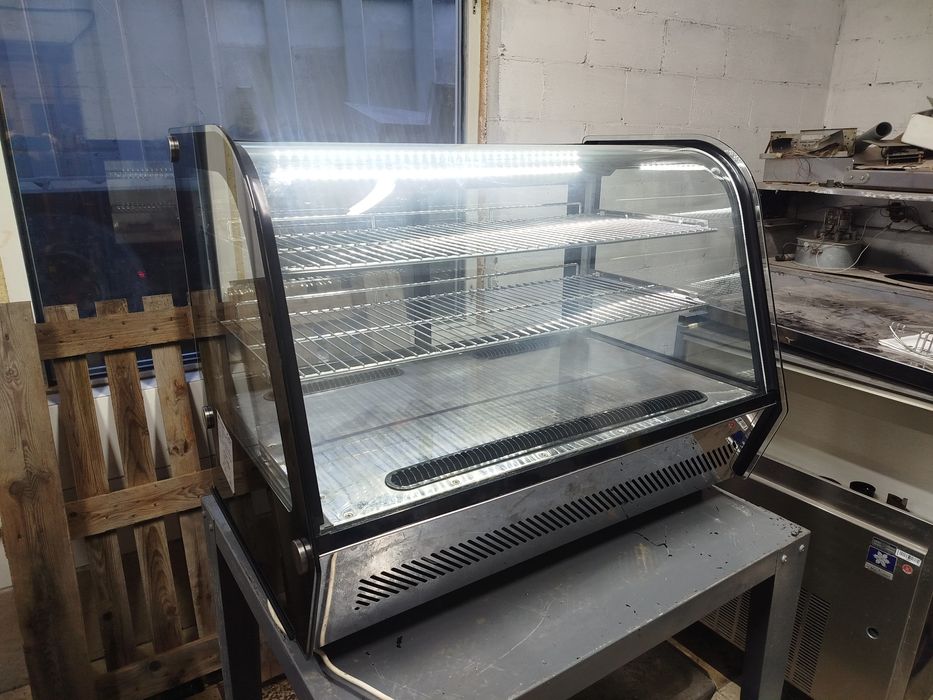 Холодильна вітрина панорамна .