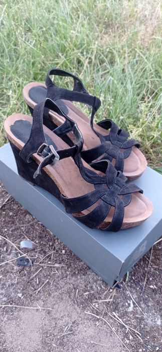 Sandały na koturnie 40