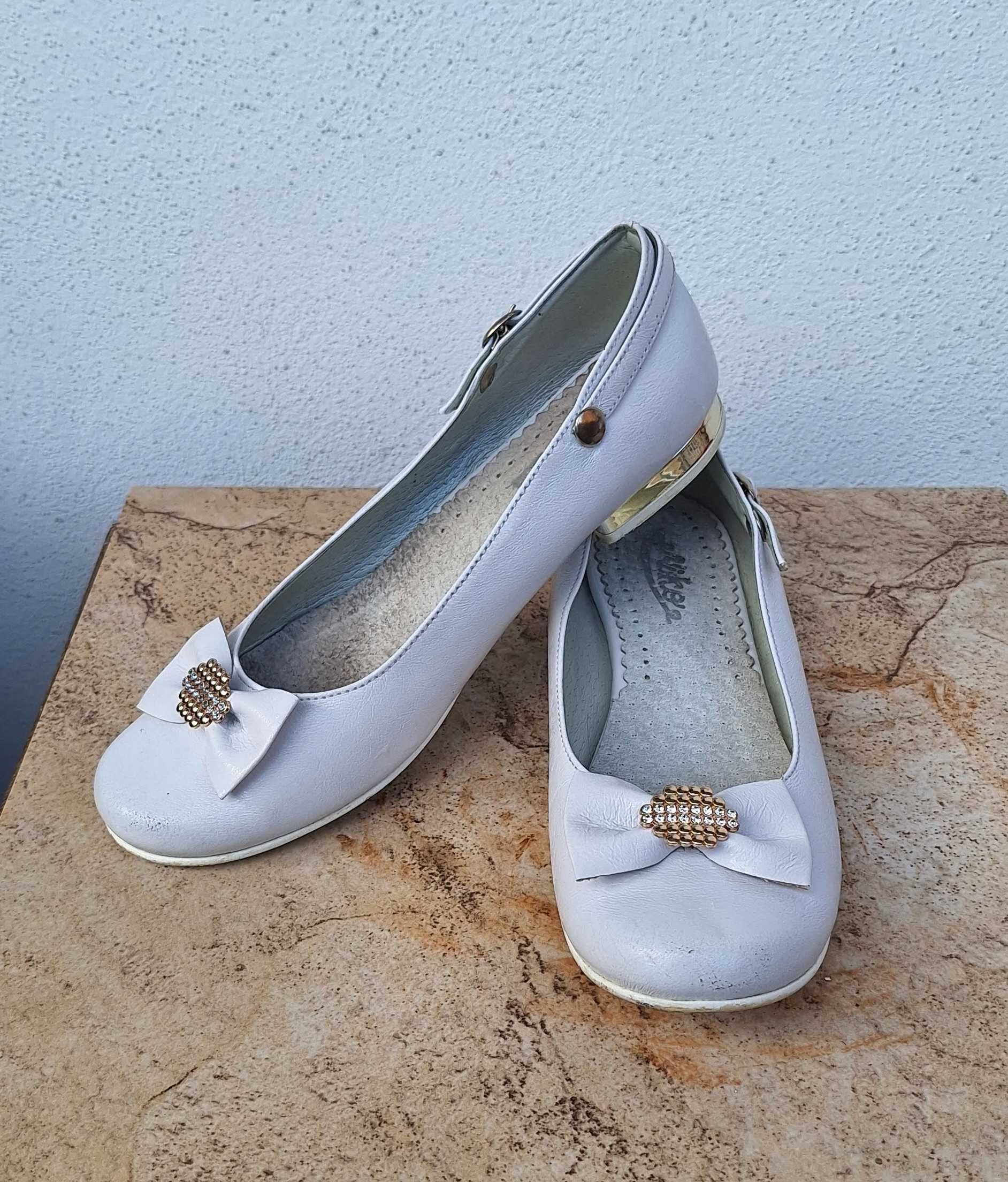 Białe buty komunijne eleganckie balerinki wizytowe dziewczęce rozm. 35