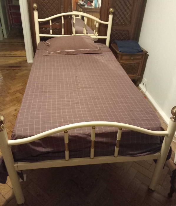 Cama vintage solteiro de ferro  + estrado + colchão