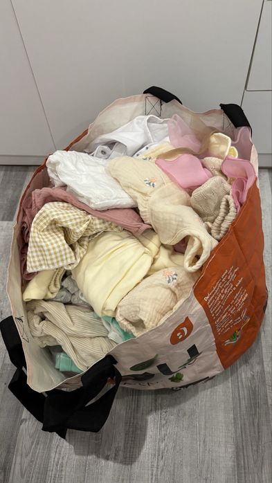 Saco grande com roupas para bebé menina