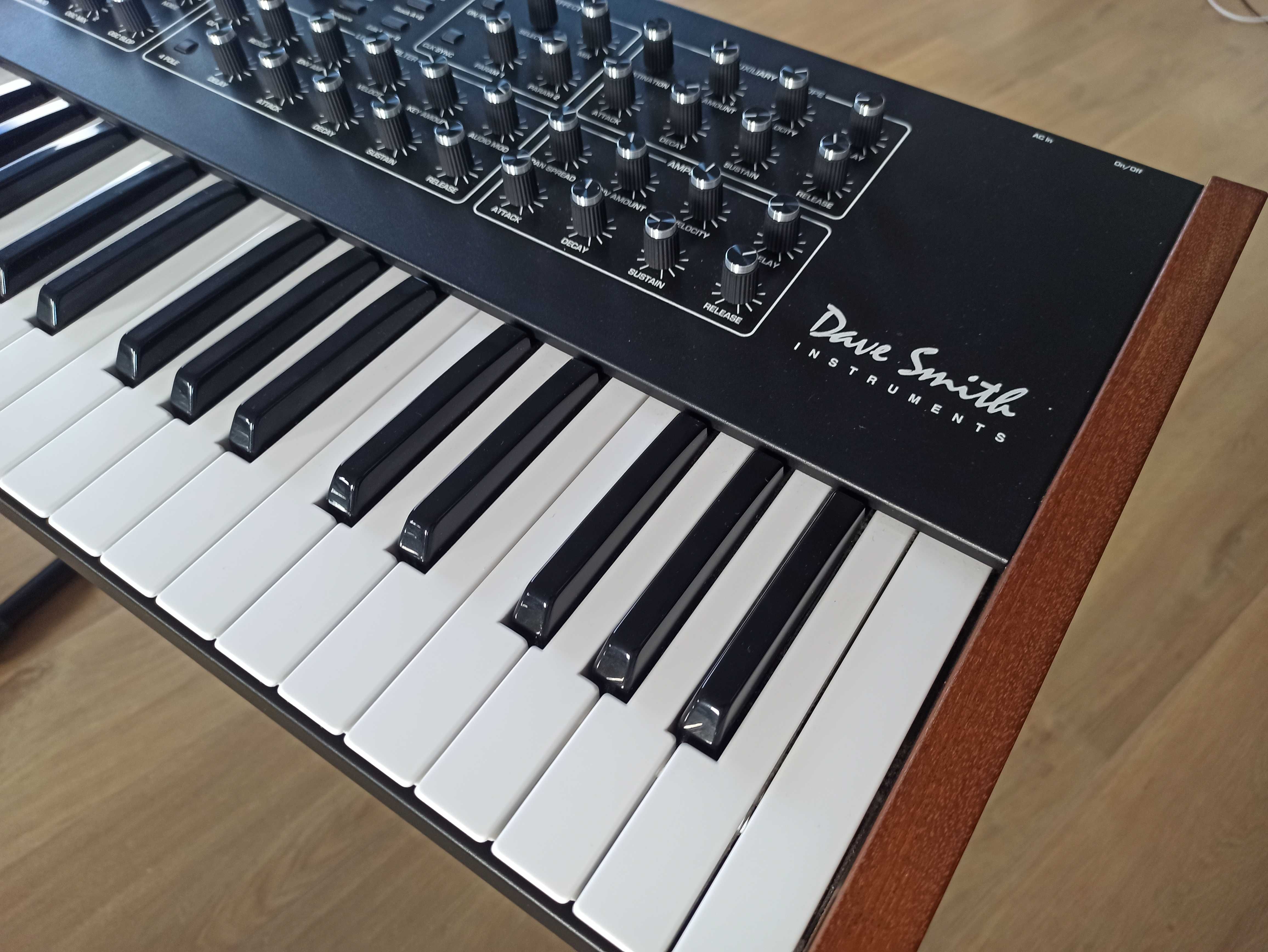 Sequential Prophet REV2 16 Voice syntezator