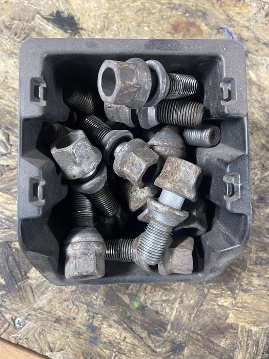 Болт колеса Пежо 3008 5008 Болт на титани Пежо 3008 5008