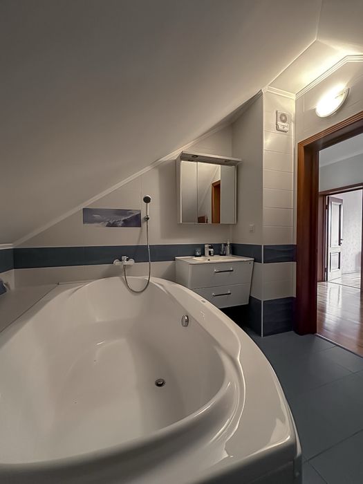 Продаж будинку з ремонтом. Центр. Велика ділянка. Озеро поруч.