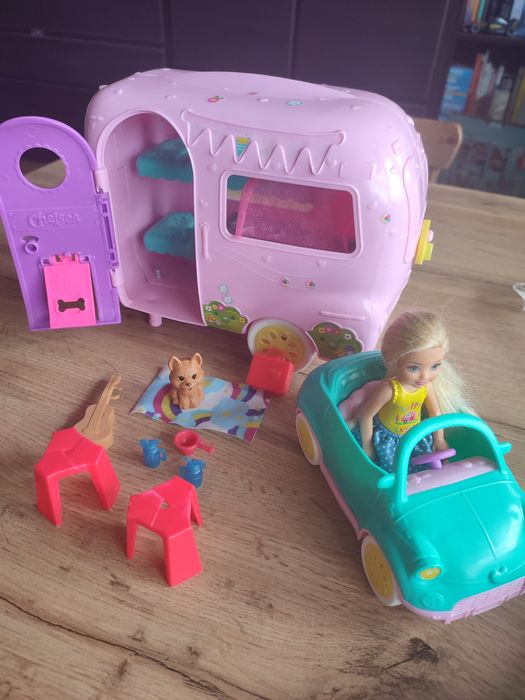 Kamper Chelsea, auto i lalka