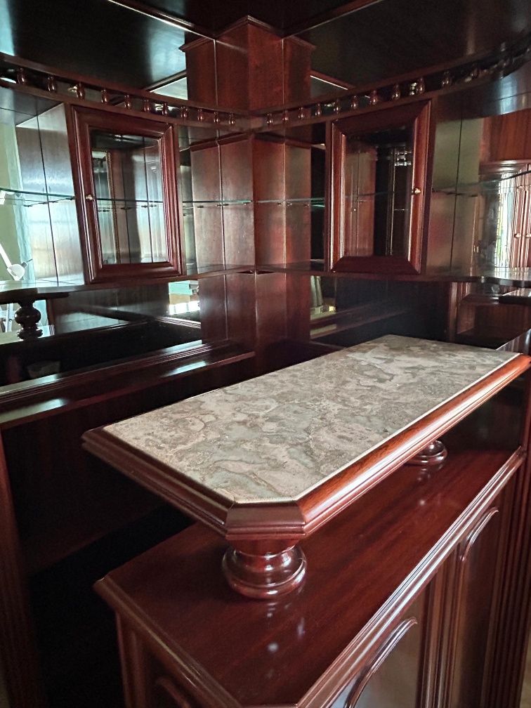 Móvel de sala com cristaleira e bar (mesa e banco)