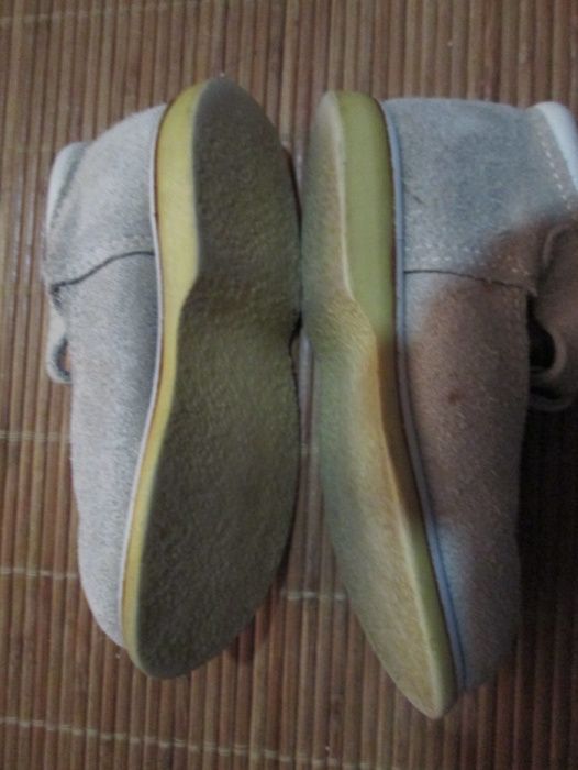 Sapato em pele nº 23 e 26