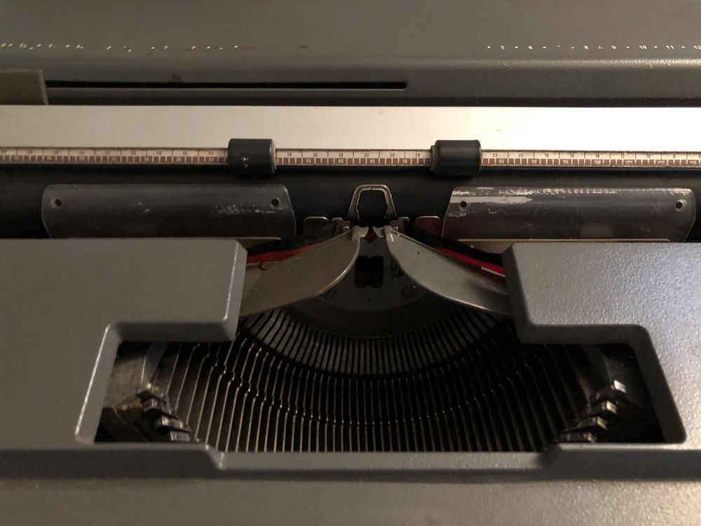 Maquina de escrever Olivetti linea 98