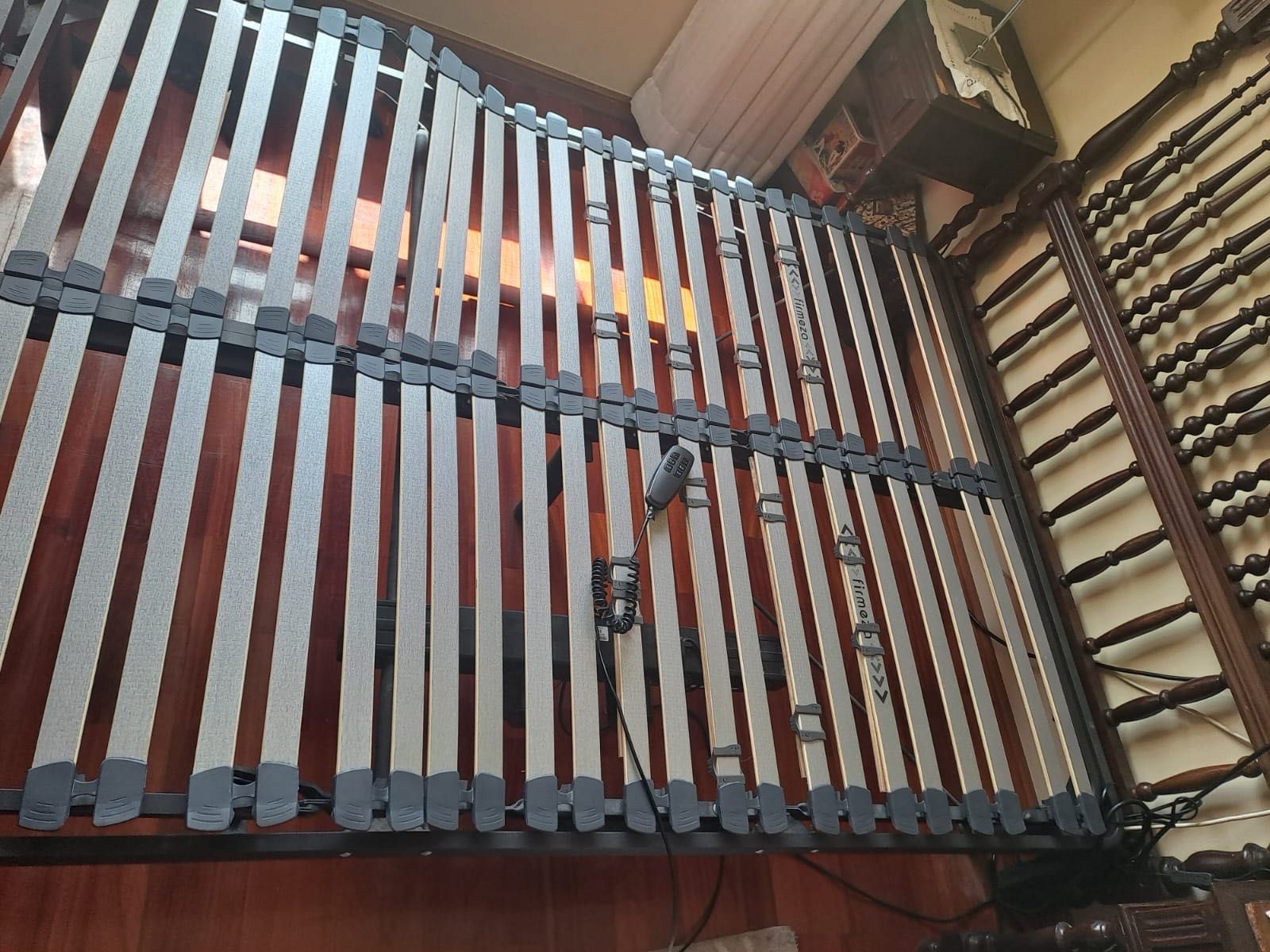 Estrado de cama de casal com motor e comando