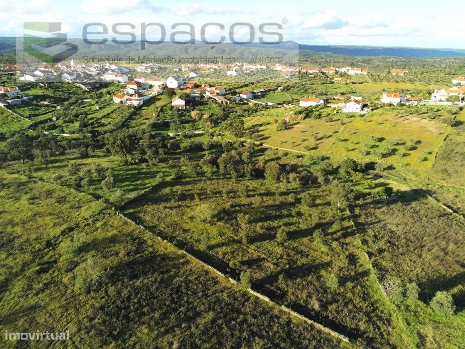 Quinta com um poço.