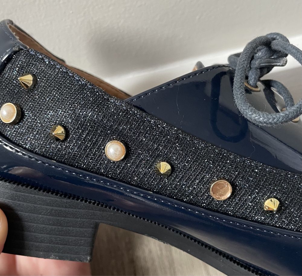 Sapatos rasos azuis envernizados com pérolas (Modern Galaxy, tam 37)