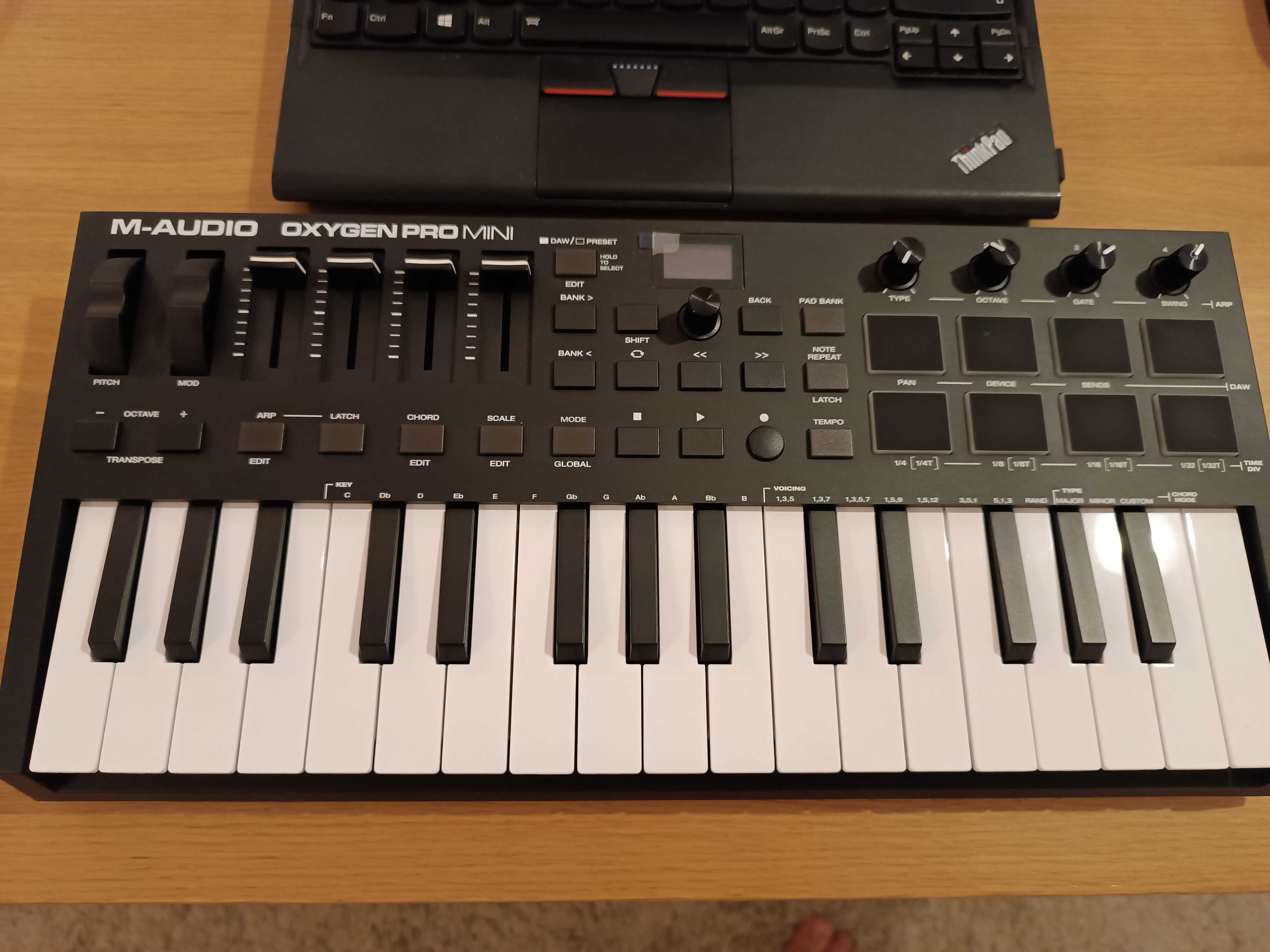 M-Audio Oxygen Pro Mini - controlador MIDI