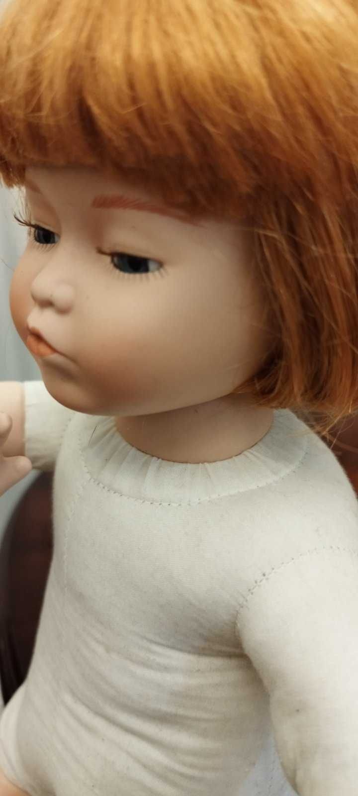 Немецкая коллекционная кукла"Девочка с каре"сидит. Высота-37см.