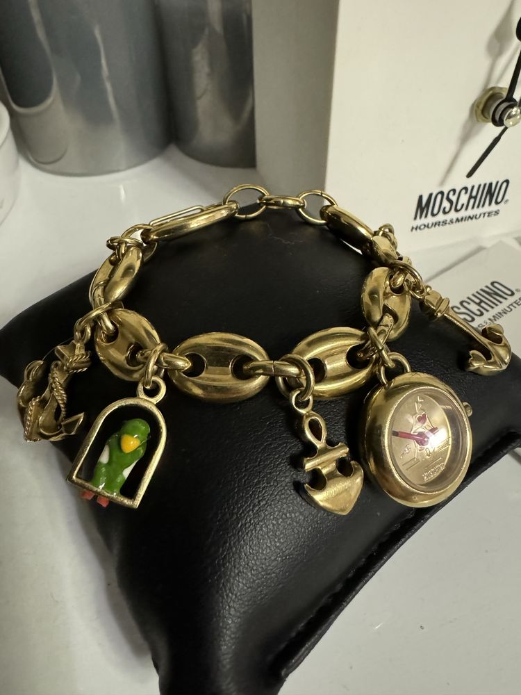 Годинник часи Moschino