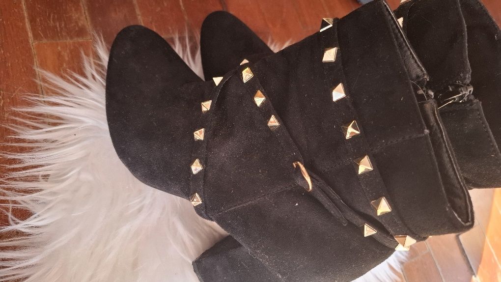 Botinha  preta com detalhes dourado