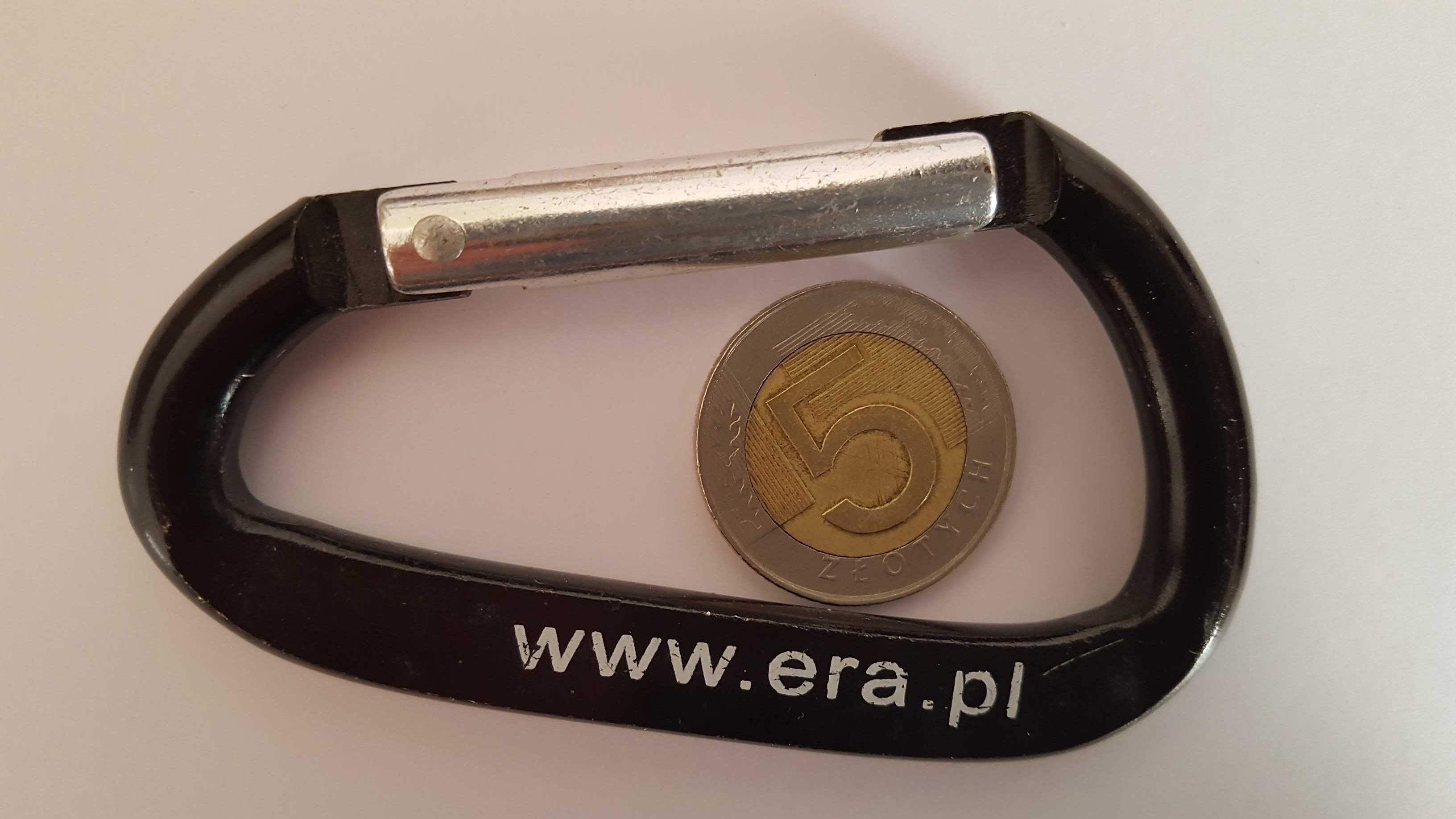 Metalowa Szekla z logo firmy Era, brelok