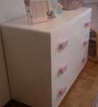 Cómoda quarto menina Trama