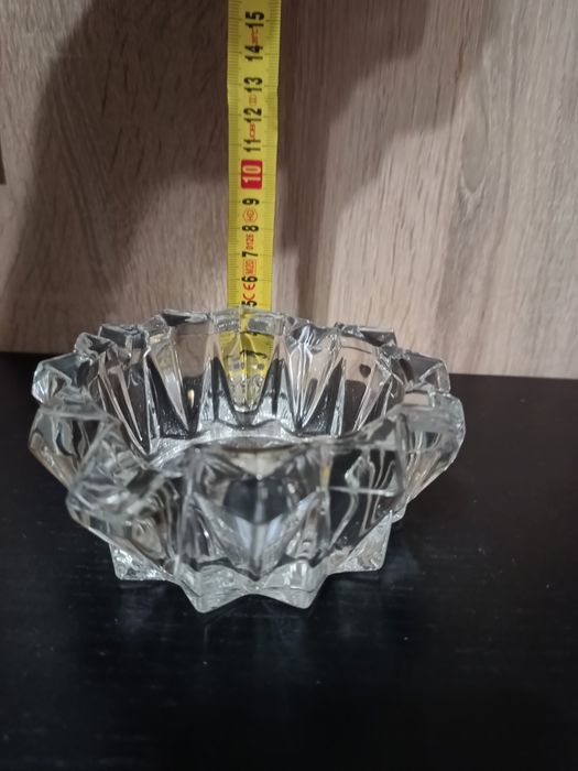 Szklana popielniczka.