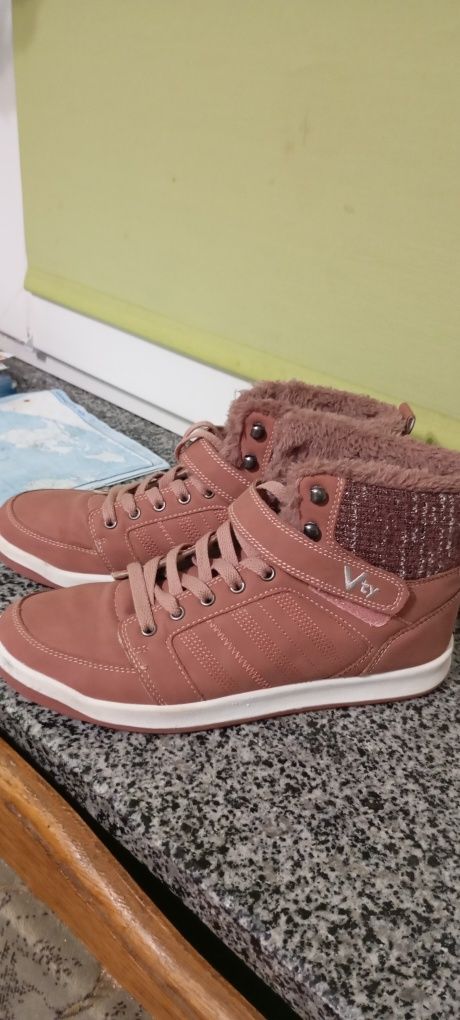 Жіночі зимові кросівки 40