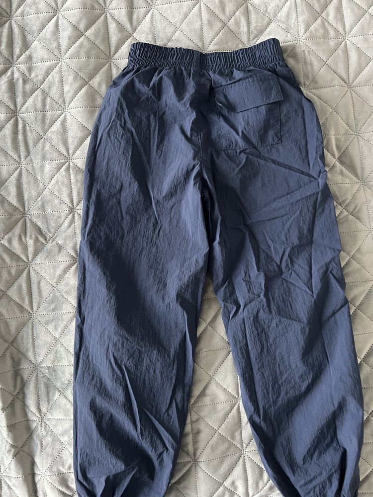 Granatowe spodnie parachute Reserved Rozmiar 140