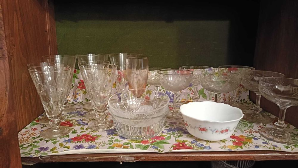 Conjunto de peças de cristal decorativas e taças