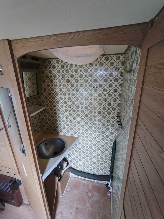 Przyczepa kempingowa Eriba. stacjonarna zimowy dach zimowy przedsionek