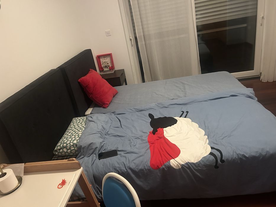 2 camas individuais com colchões – 0,9m x 2m – 160€