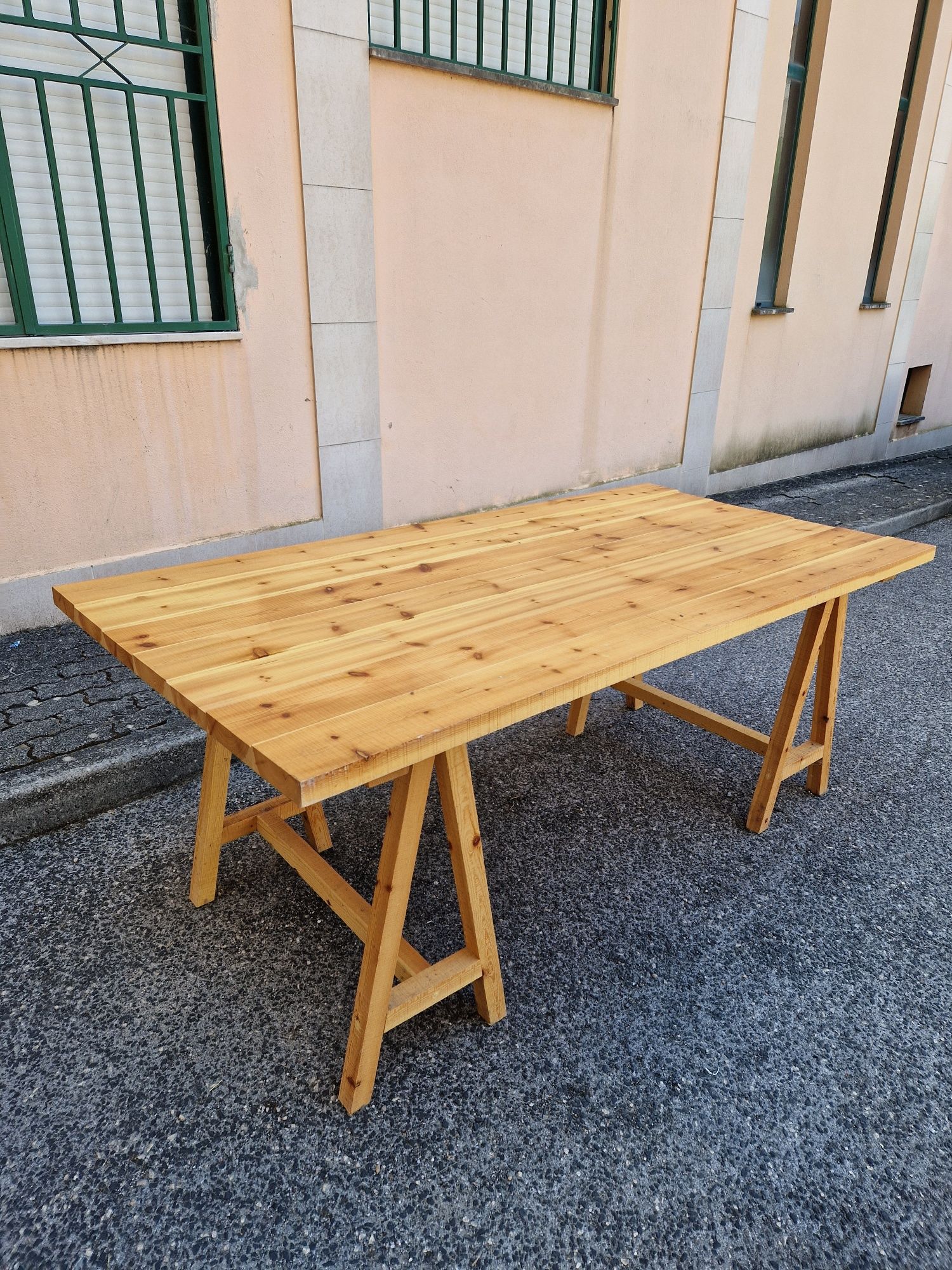 Mesa de madeira pinho com dois cavaletes