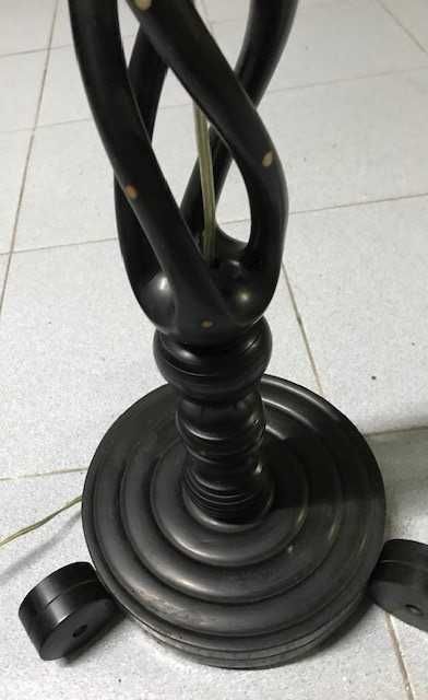 Mesa de centro e candeeiro de pé alto em pau preto