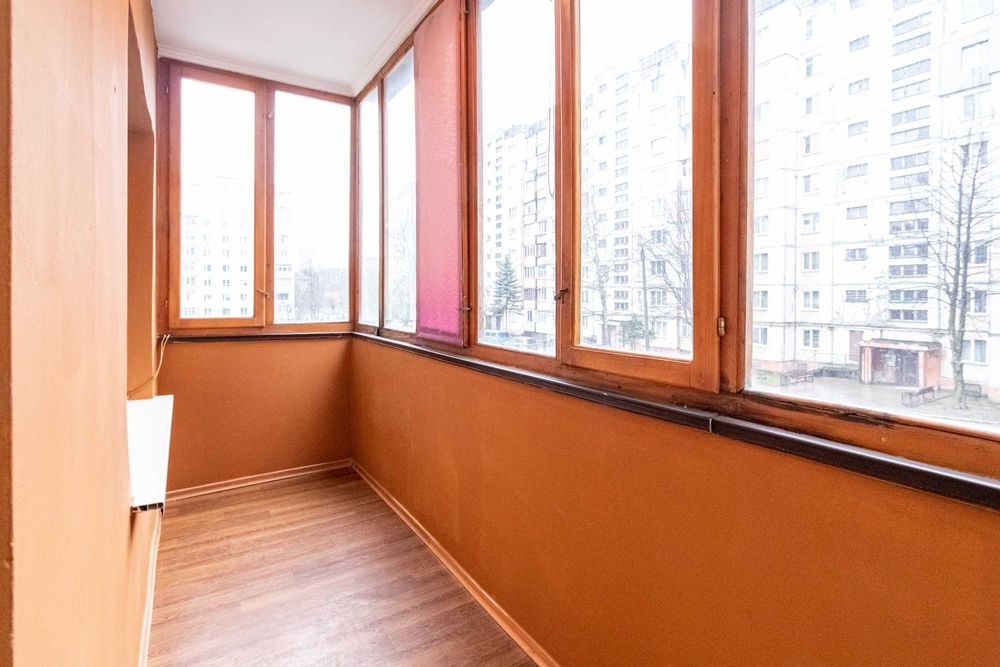 2-к. квартира з ремонтом, бойлером та лоджією за вул. Василя Стуса