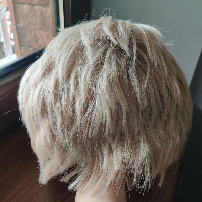 Piękna peruka z naturalnych włosów blond krótka