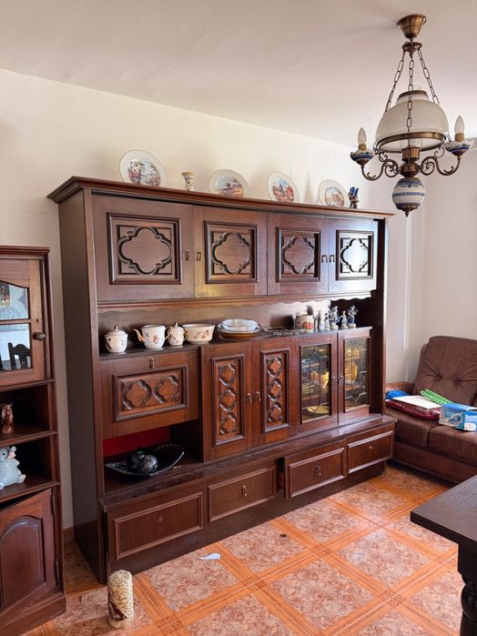 Móveis e mesa de sala ou cozinha