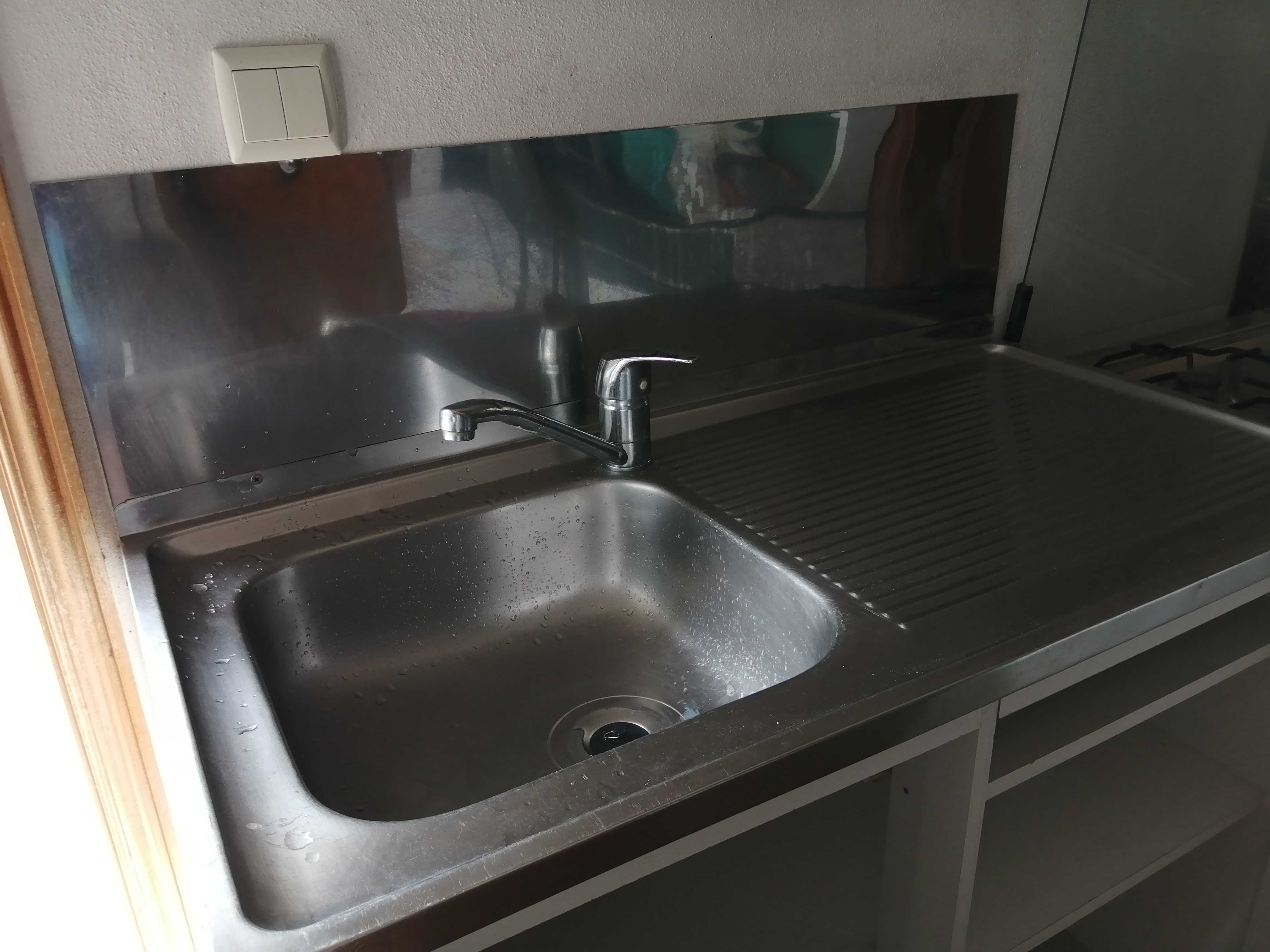 Banca cozinha com 1 pia e torneira misturadora e duas portas
