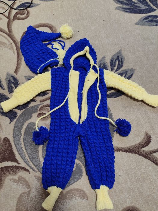 Продам вязаный комбинезон на малыша (ручная работа)