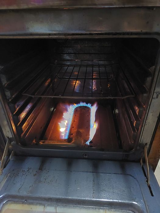 Газовая плита с газовой духовкой.