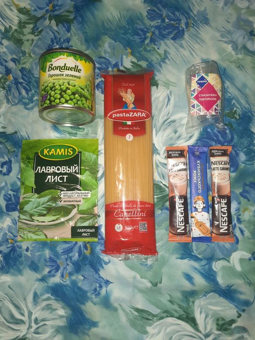 Набір продуктів - кава спагетті горошок оливки тунець соус попкорн